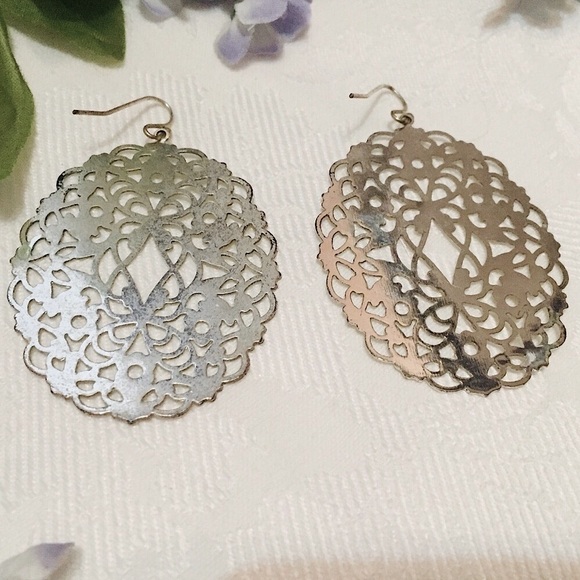 🎀Large Express Silver Lace Earrings🎀 - Picture 5 of 7